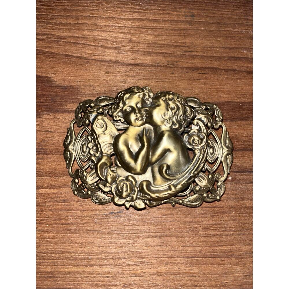 Art Nouveau Repousse Style Cherub Angels Putti Cupid Kiss Brooch Lapel Pin (GW)